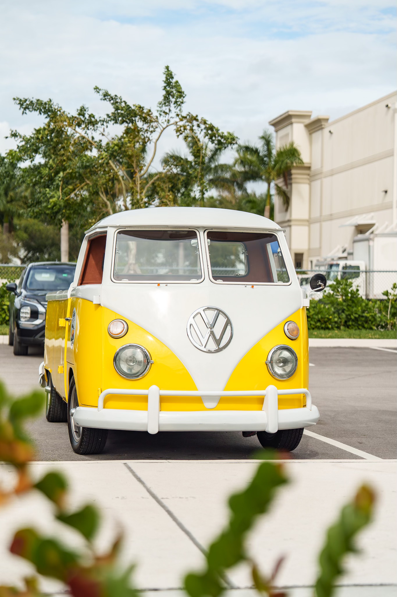 Luxury wedding getaway car thumbnail 20